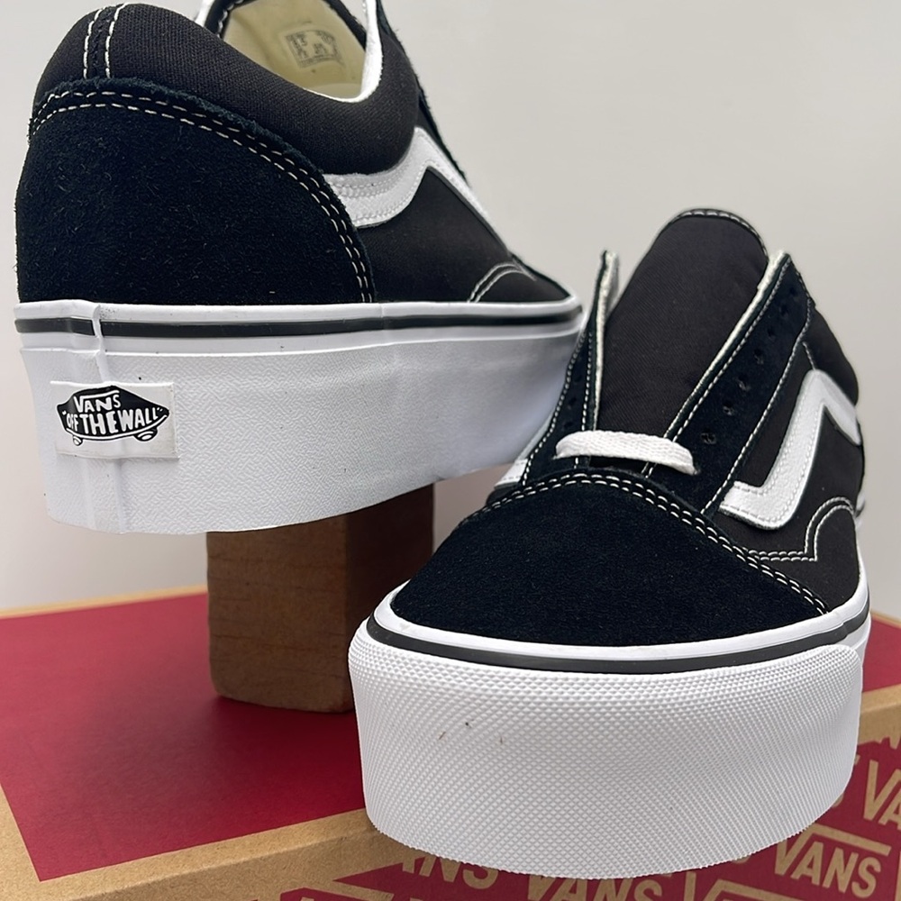 Vans Women’s Old Skool Stackform Suede/Canvas Black/True W
VN0A7Q5M6BT
Platforms - Picture 10 of 16